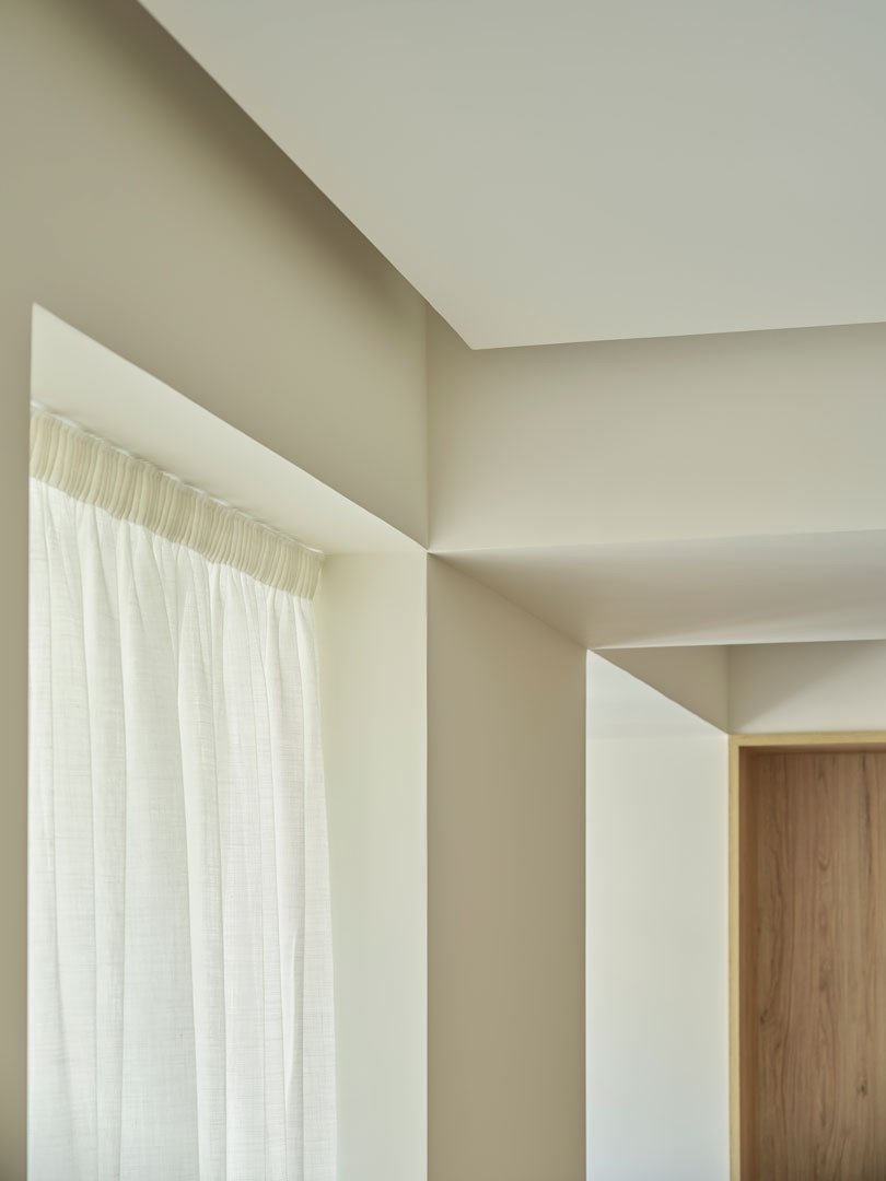 Cortinas ligeras y paramentos de madera en el apartamento Calasanz