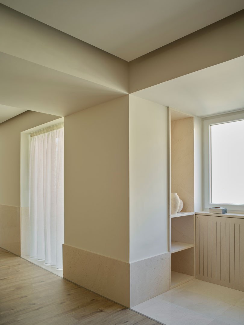 Esquina del apartamento Calasanz con los planos elevados del techo y cortinas