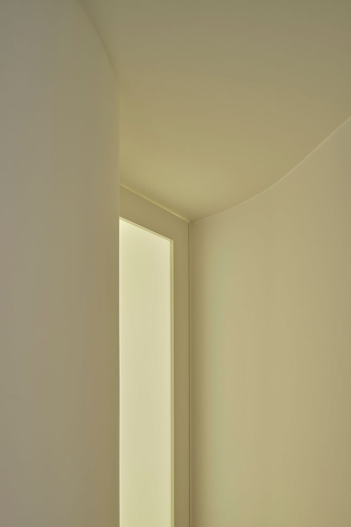Esquina de luz sobre un paramento blanco en el apartamento Calasanz