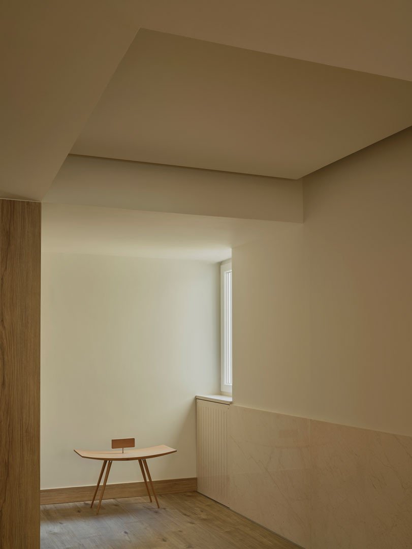 Espacio continuo del apartamento Calasanz, con bandas bajas y planos elevados en el techo