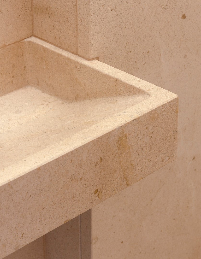 Detalle del lavabo de piedra caliza del apartamento de piedra