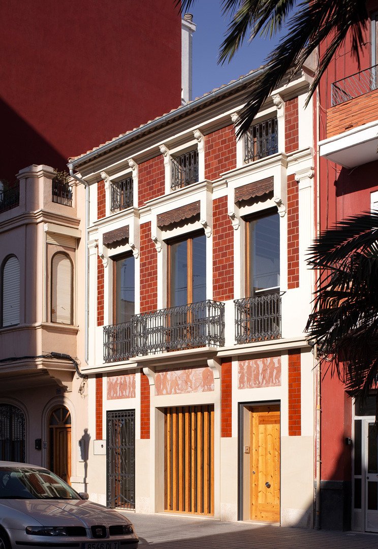 Fachada de la Casa de los Gigantes en El Cabañal, Valencia, con balcones y puertas de madera