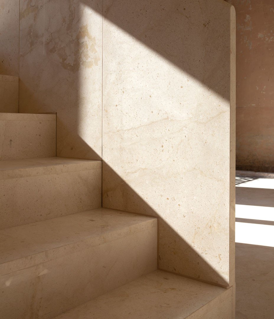 Peldaños de piedra con una sombra diagonal en la Casa de los Gigantes