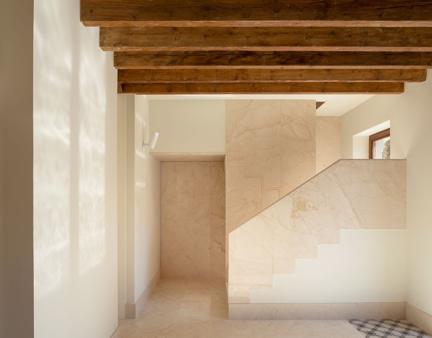 Escalera de piedra bajo el techo de viguetas de la Casa de los Gigantes