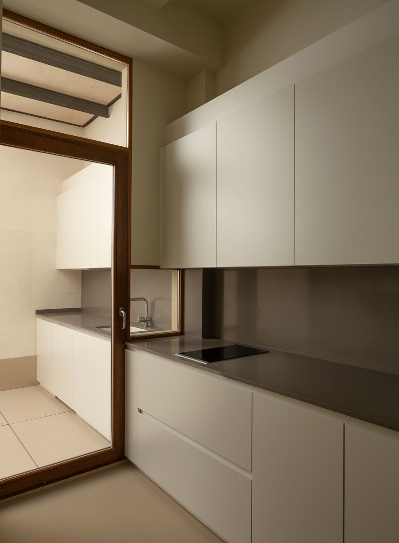 Cocina de la Casa de los Gigantes con armarios blancos y carpintería de madera