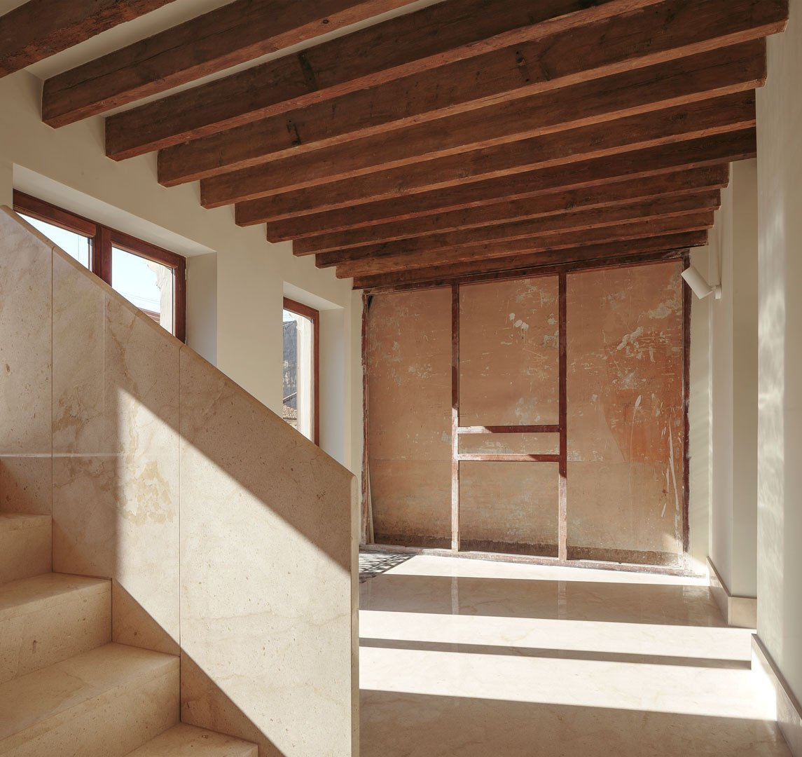 Volumen de piedra de la escalera bajo las viguetas de madera de la Casa de los Gigantes
