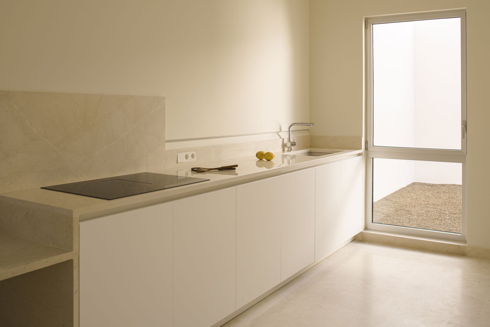Cocina de la Casa del Limonero con encimera continua y ventana