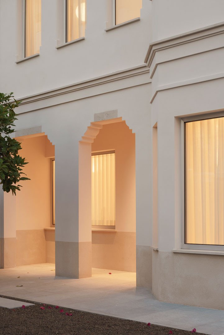 Pórtico de arcos escalonados de la Casa del Limonero al atardecer