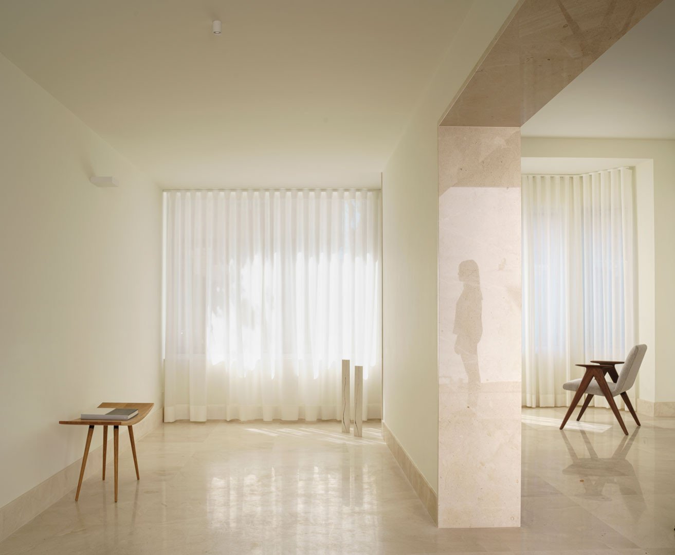 Salón de la Casa del Limonero con cortinas ligeras y luz difusa