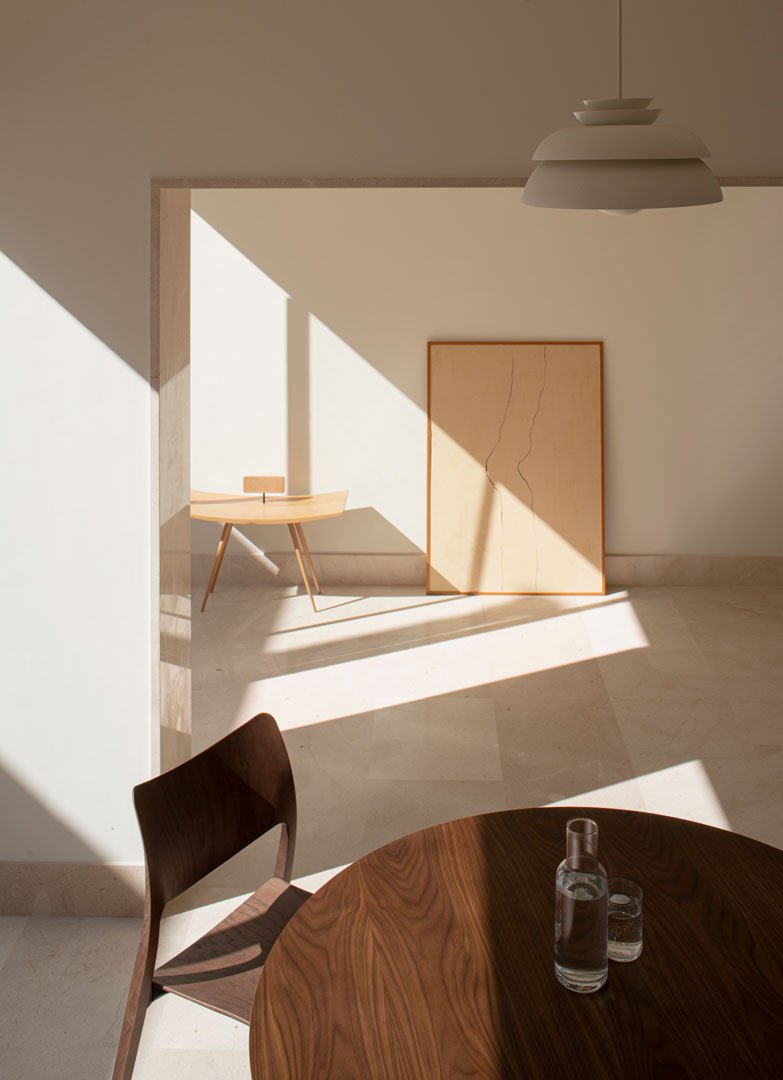 Mesa de comedor con luz y sombras proyectadas en la Casa del Limonero