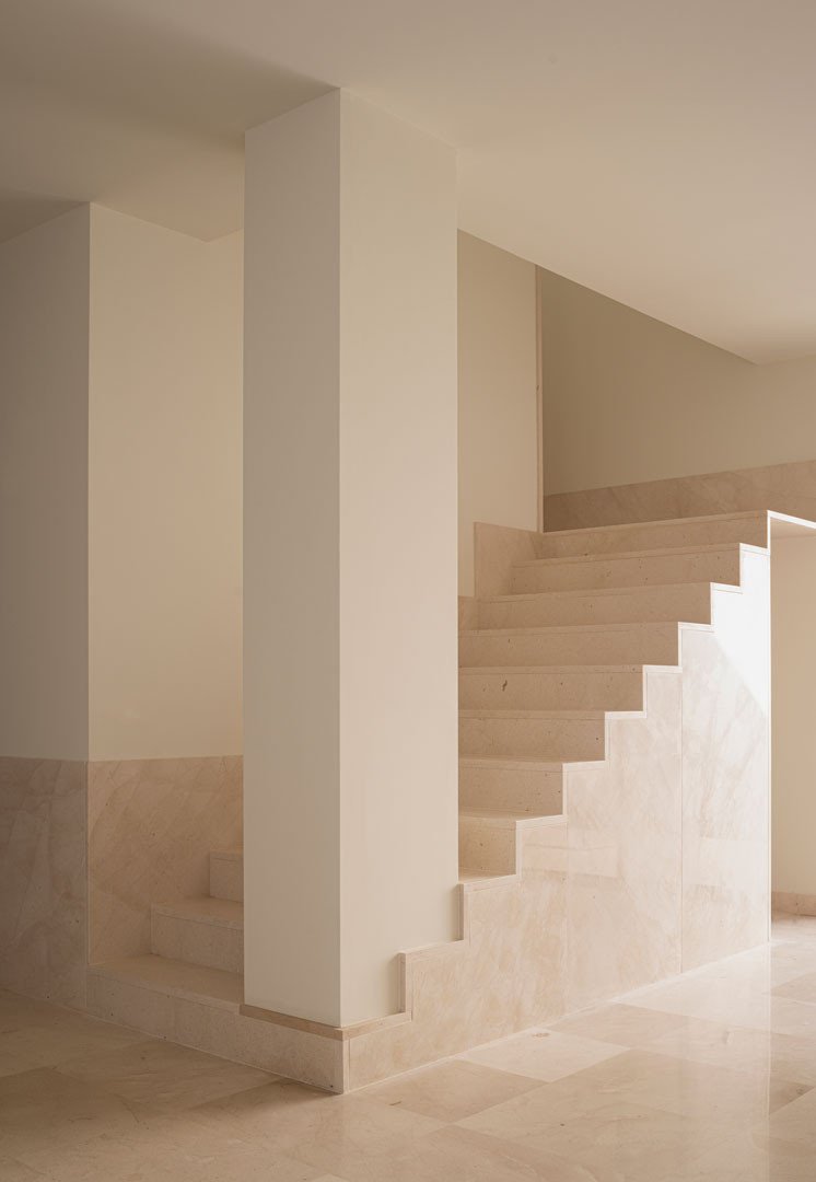 Escalera de piedra de gran anchura y presencia escultórica en la Casa del Limonero