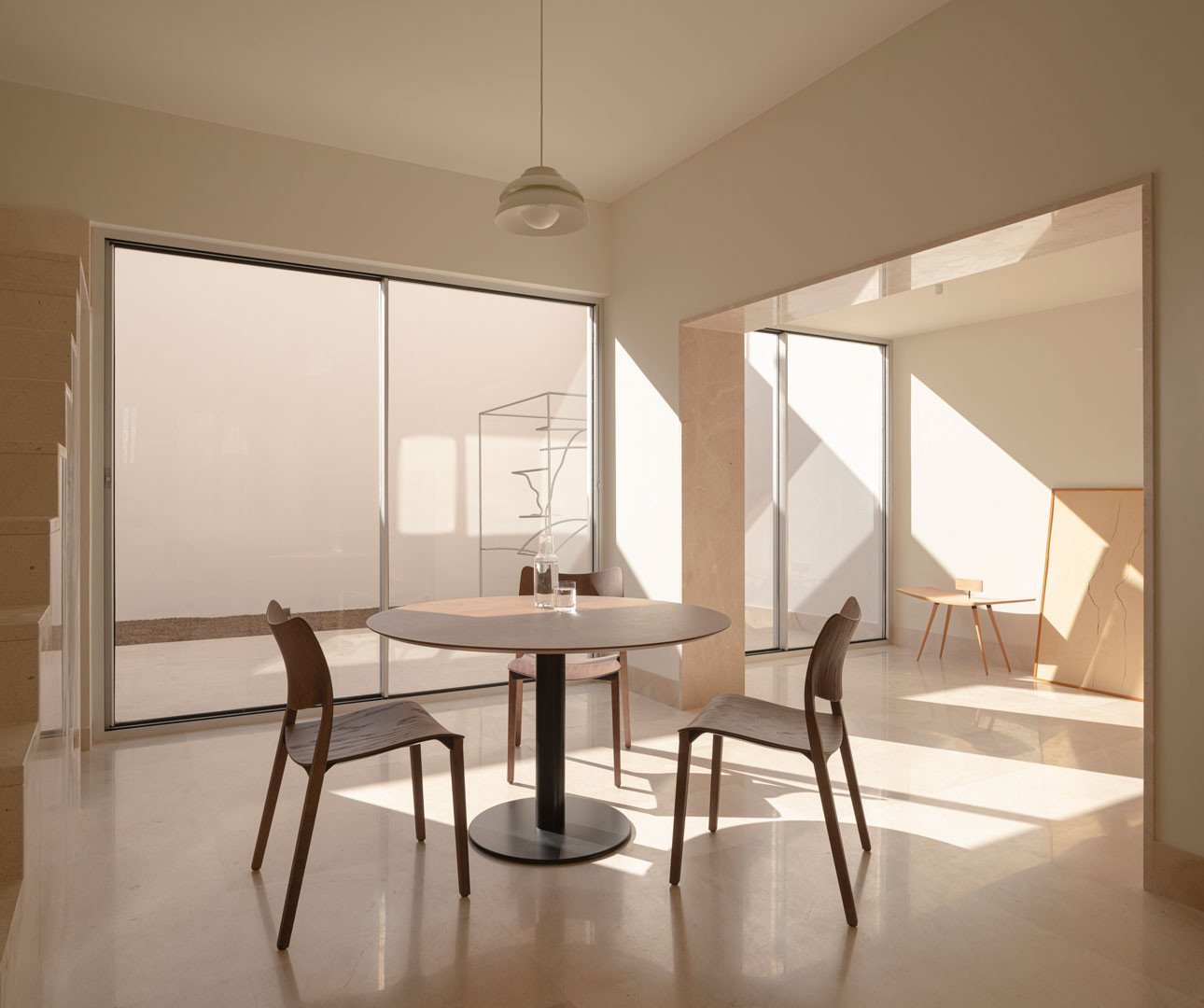Comedor de la Casa del Limonero con mesa y sillas junto al patio