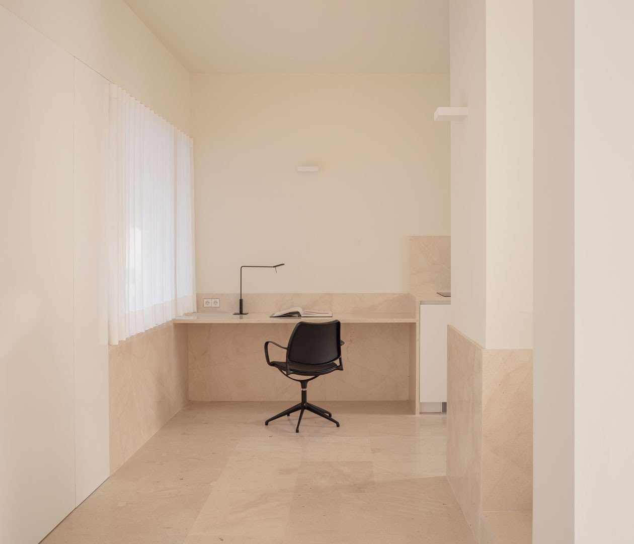 Zona de trabajo de la Casa del Limonero con mesa corrida y silla