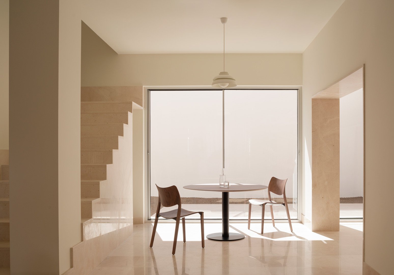 Salón y comedor de la Casa del Limonero con la escalera de piedra al fondo
