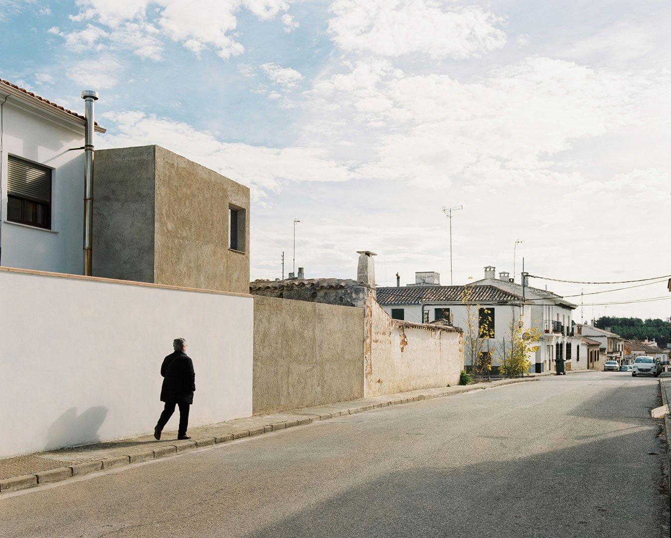 Fachada trasera en su contexto urbano en Casa Latente