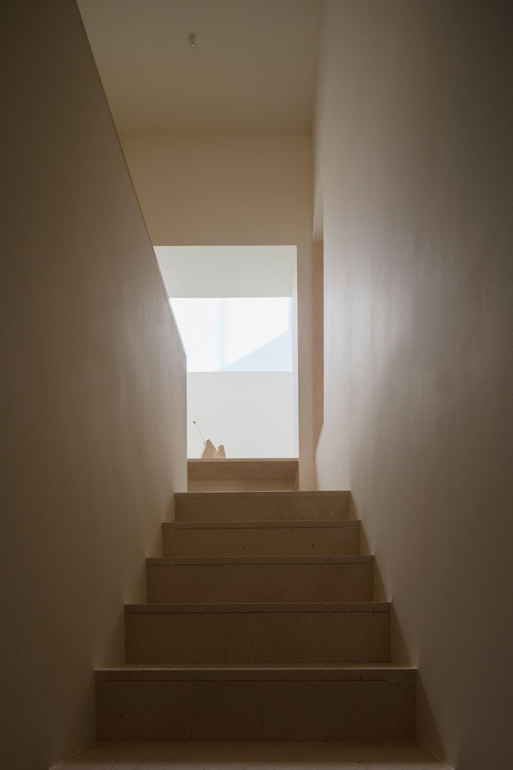 Escalera de piedra caliza de Casa Mirasol ascendiendo hacia la luz