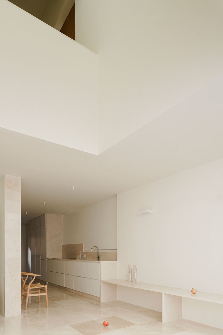 Planta baja de Casa Mirasol con la cocina y el vacío de varias alturas sobre la estancia