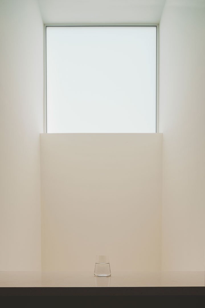 Ventana alta sobre muros blancos en Casa Mirasol