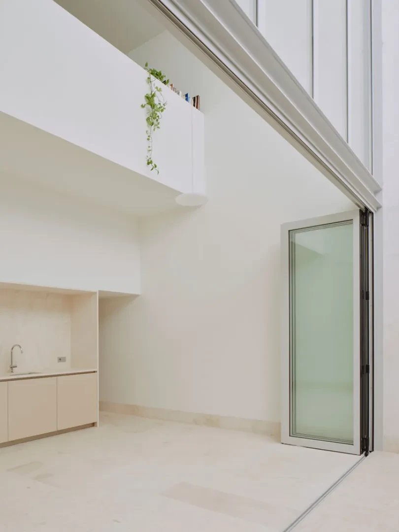 Cocina de Casa Nido y puerta abierta al patio