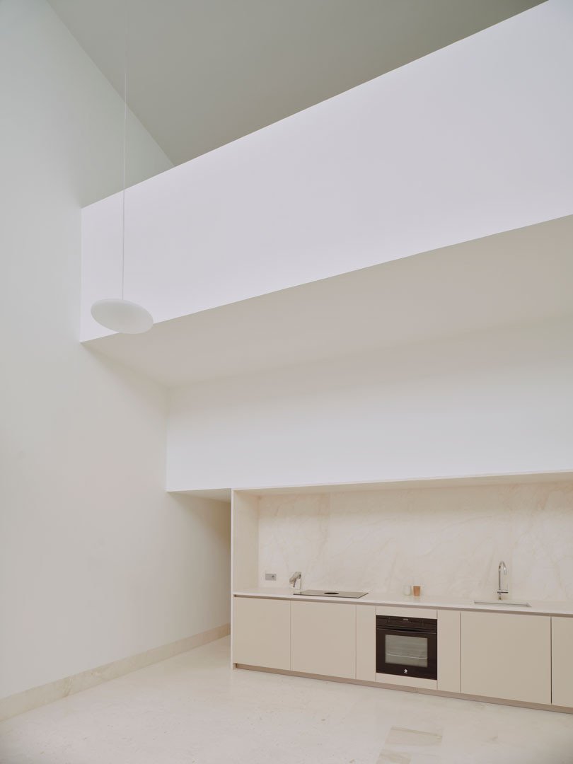 Cocina de Casa Nido bajo el volumen de la planta superior