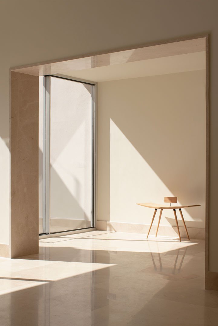 Silla Comba en una sala con luz lateral a través de un vano