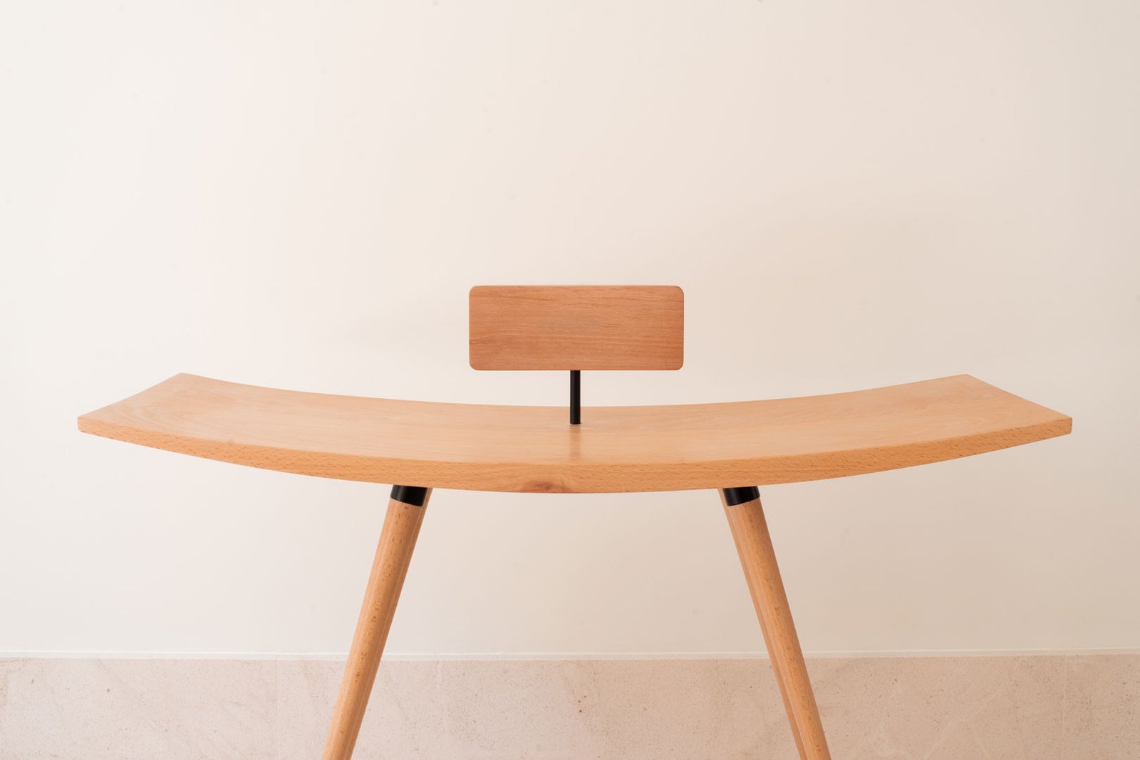 Alzado frontal de la silla Comba, con la curva del tablero del asiento