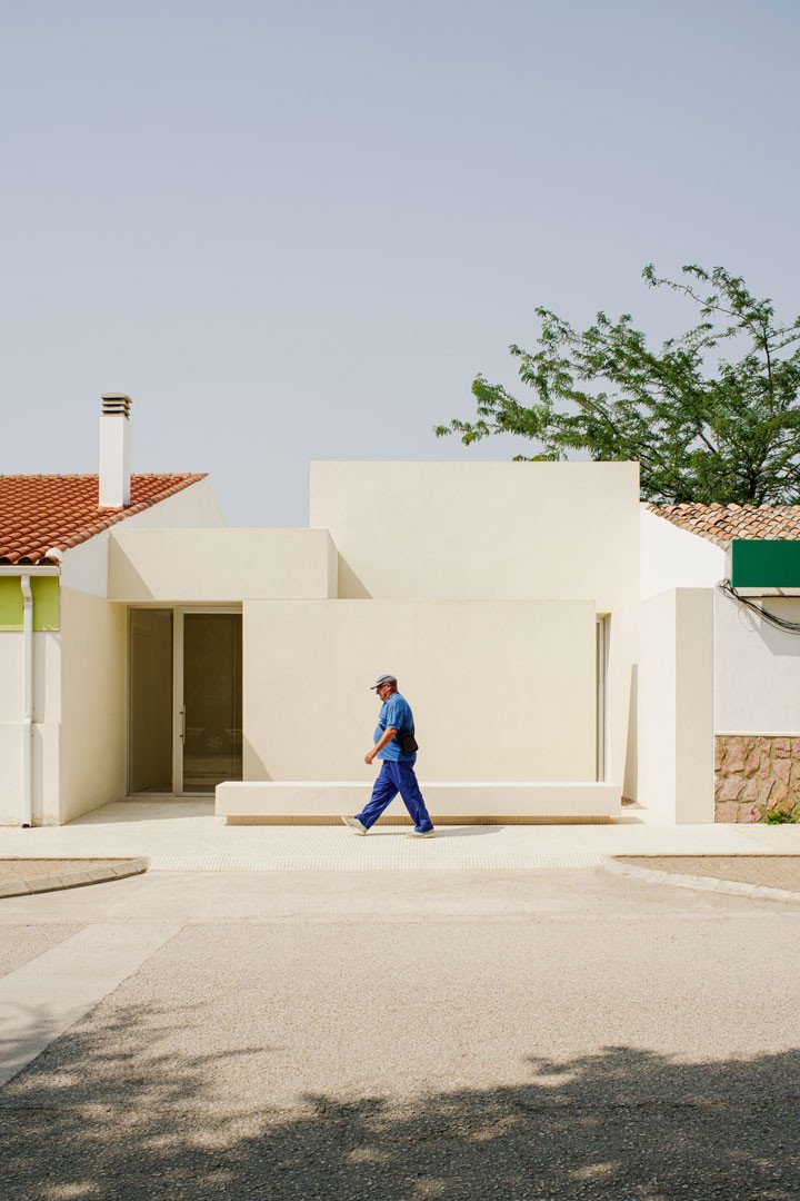 Exterior de la Escuela en Aguas Nuevas con el acceso y una persona caminando