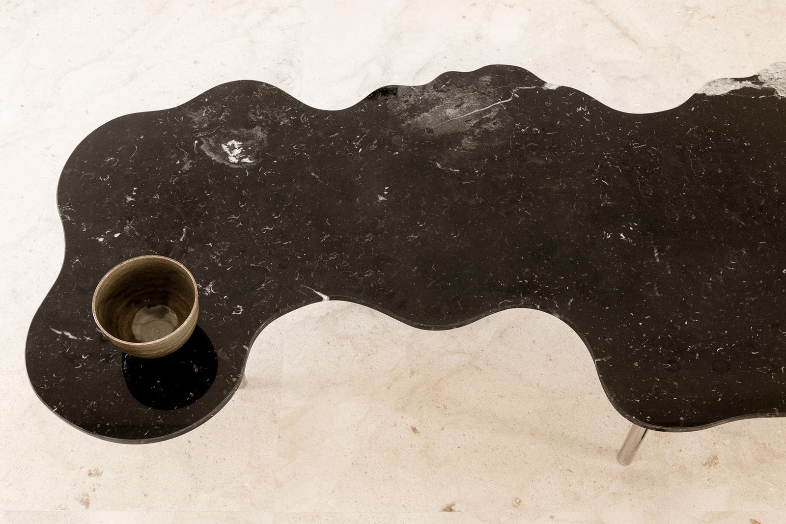 Detalle del sobre de la mesa Lago con un cuenco