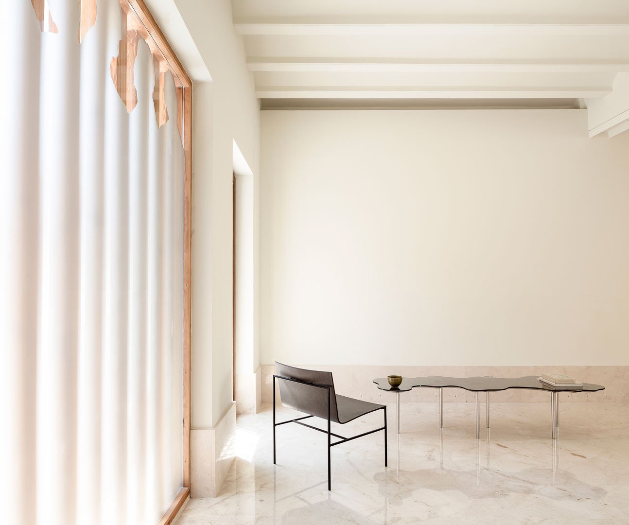 Mesa Lago en una estancia luminosa junto a una silla