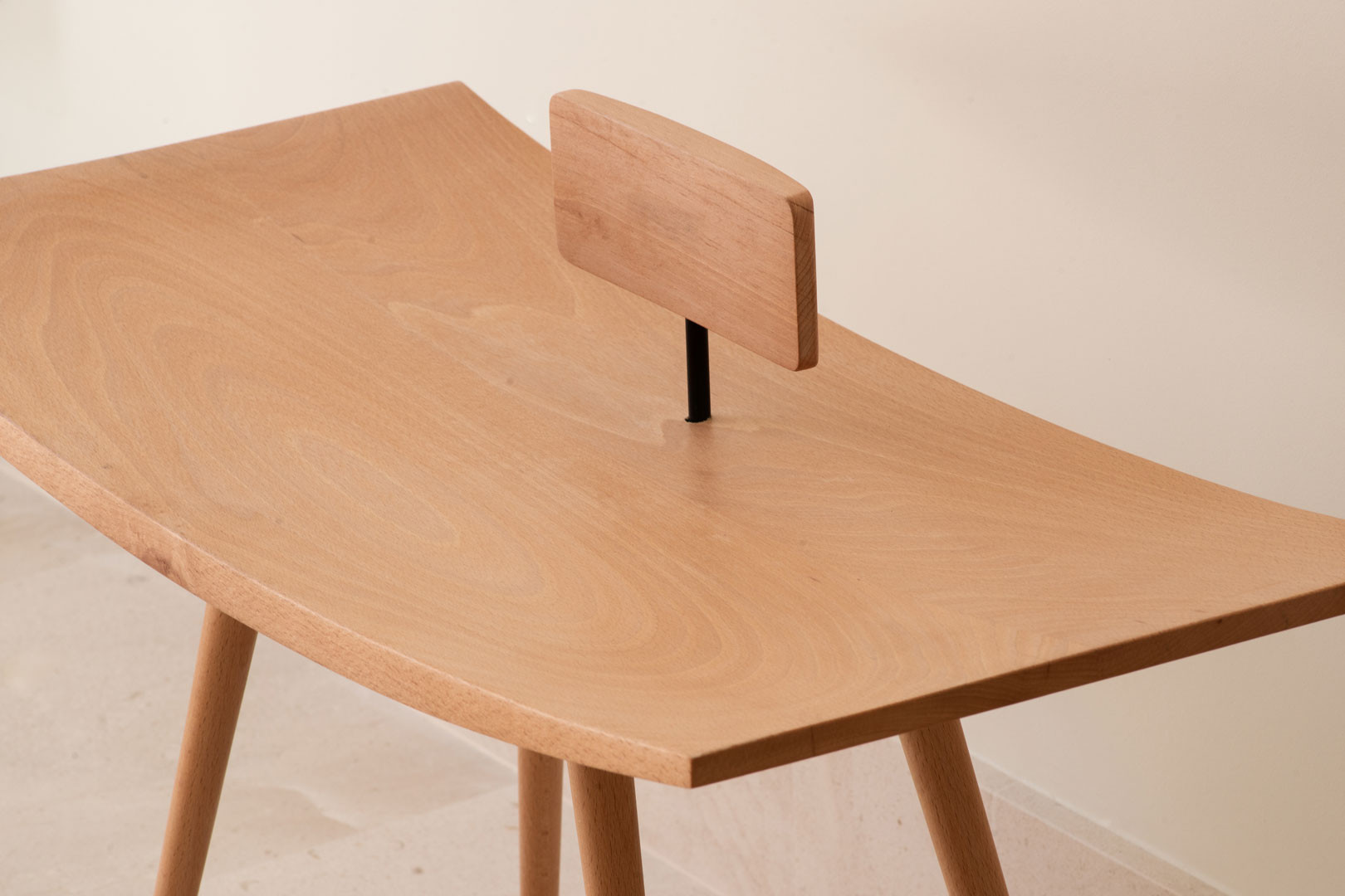 Detalle del respaldo y el asiento curvado de la silla Moji