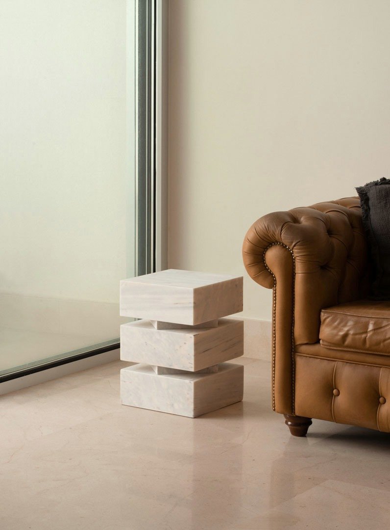 Pilas utilizado como asiento junto a un sillón de piel