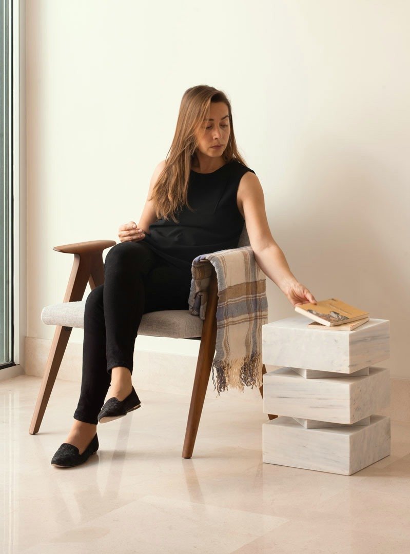 Pilas como mesa auxiliar junto a una persona sentada